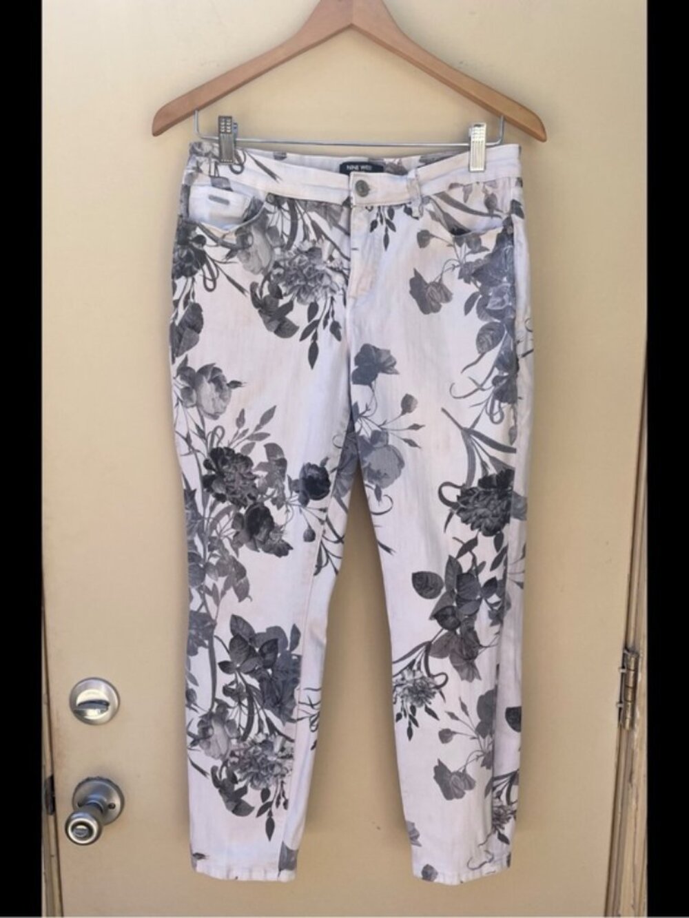 Nine West White Skinny Jeans with Dark Floral Print Accents Sz 6